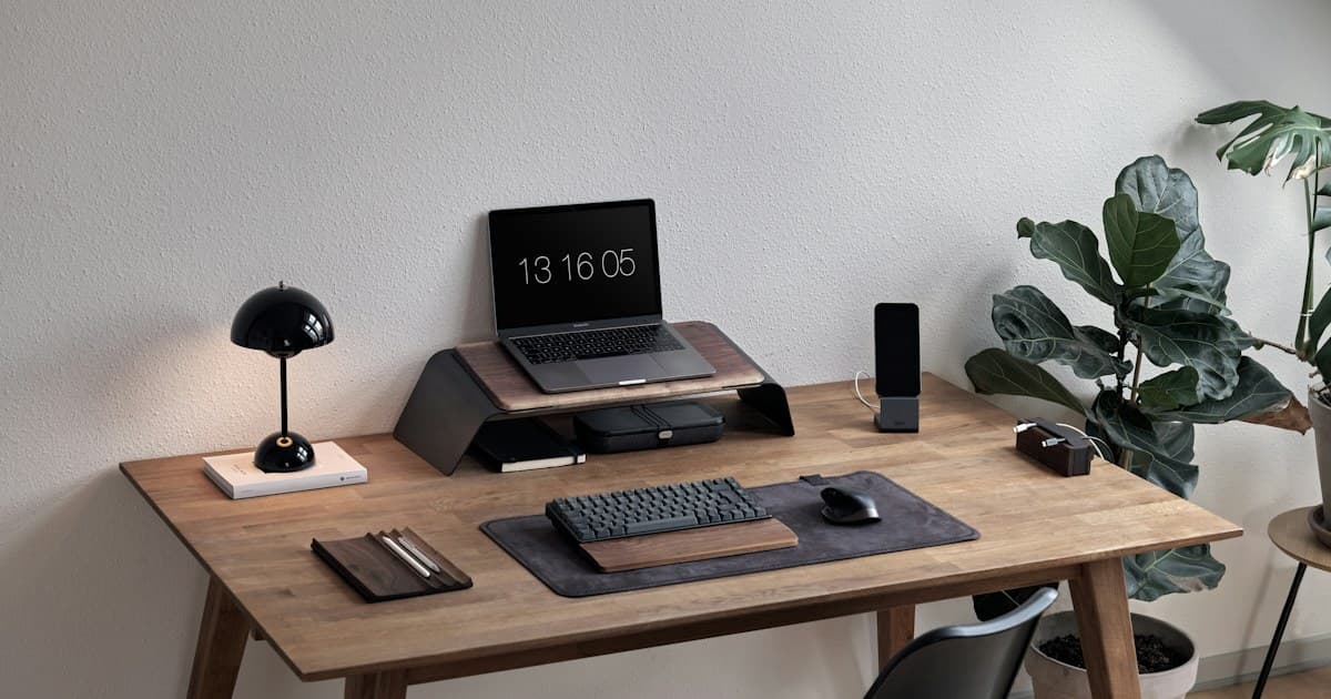 Laptop na radnom stolu za planiranje sadržaja za društvene mreže