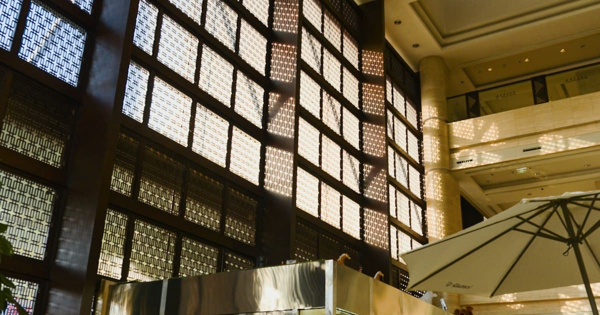 Hotelski atrijum sa visokim prozorima i prirodnim svjetlom