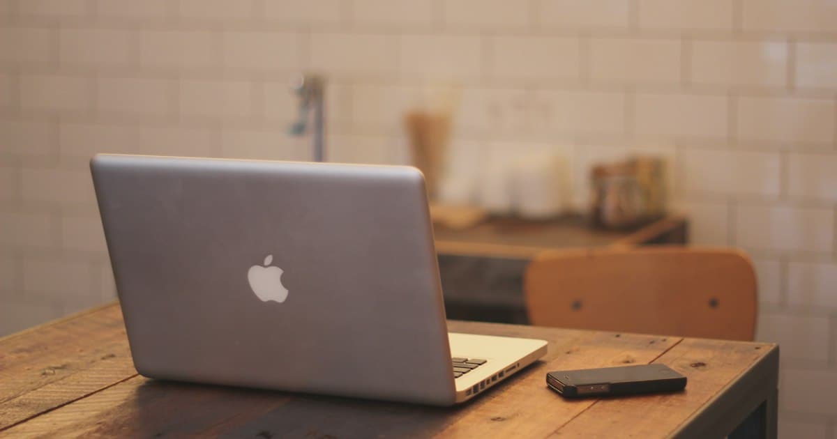 Laptop na radnom stolu za planiranje digitalnog marketinga